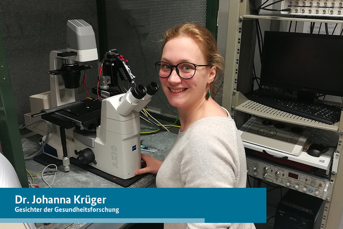 Die Forscherin Dr. Johanna Krüger bei der Arbeit mit einem Mikroskop.