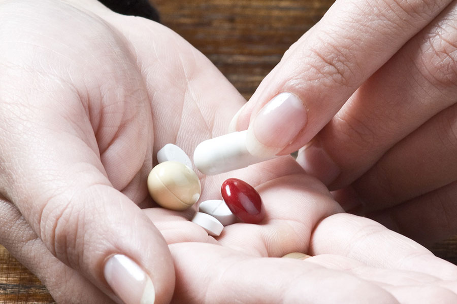 Verschiedene Tabletten auf einer Hand