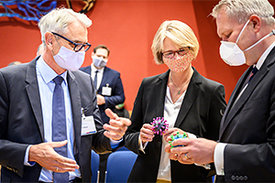 Bundesforschungsministerin Anja Karliczek bei ihrem Besuch am HZI Braunschweig. 