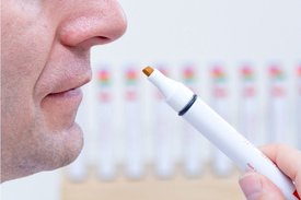 Mit standardisierten Riechstiften testen UKJ-Meidziner den Geruchssinn ehemaliger Covid-19-Patienten.