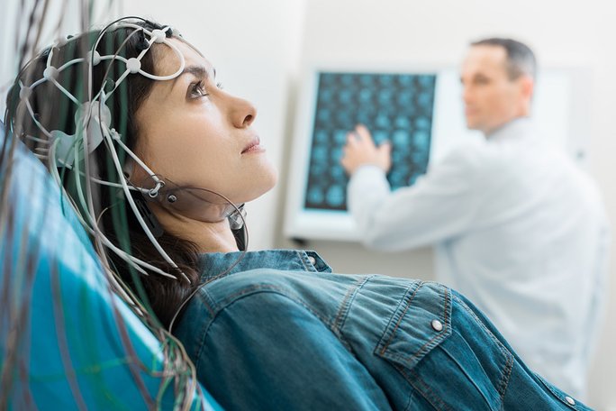 Arzt und  Patientin bei der EEG-Untersuchung