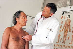 Arzt untersucht das Herz eines Patienten mit einem Stethoskop.