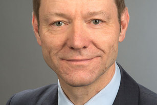 Professor Dr. Hans-Helmut König ist Direktor des Instituts für Gesundheitsökonomie und Versorgungsforschung des Universitätsklinikums Hamburg-Eppendorf (UKE) und Kernmitglied des Hamburg Center for Health Economics (HCHE).