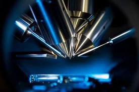 Massenspektrometer in Nahaufnahme mit blauem Licht