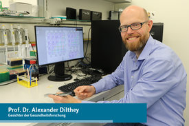 Der Bioinformatiker Alexander Dilthey sitzt an seinem Schreibtisch.