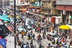 Geschäftige Straße auf Lagos Island