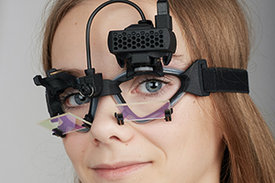 Frau trägt Apparatur zur Videookulographie. Mit diesem Gerät können Augenbewegungen gemessen werden. 