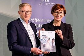 Bettina Stark-Watzinger, Bundesministerin für Bildung und Forschung, empfängt die Nationale Strategie für gen- und zellbasierte Therapien von Prof. Dr. Christopher Baum, Sprecher der Nationalen Strategie GCT und Vorsitzender des BIH-Direktoriums. 