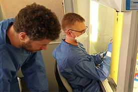Forscher Stephan Riesenberg (links) und Lukas Bokelmann (rechts) im Labor am  Klinikum St. Georg in Leipzig. 